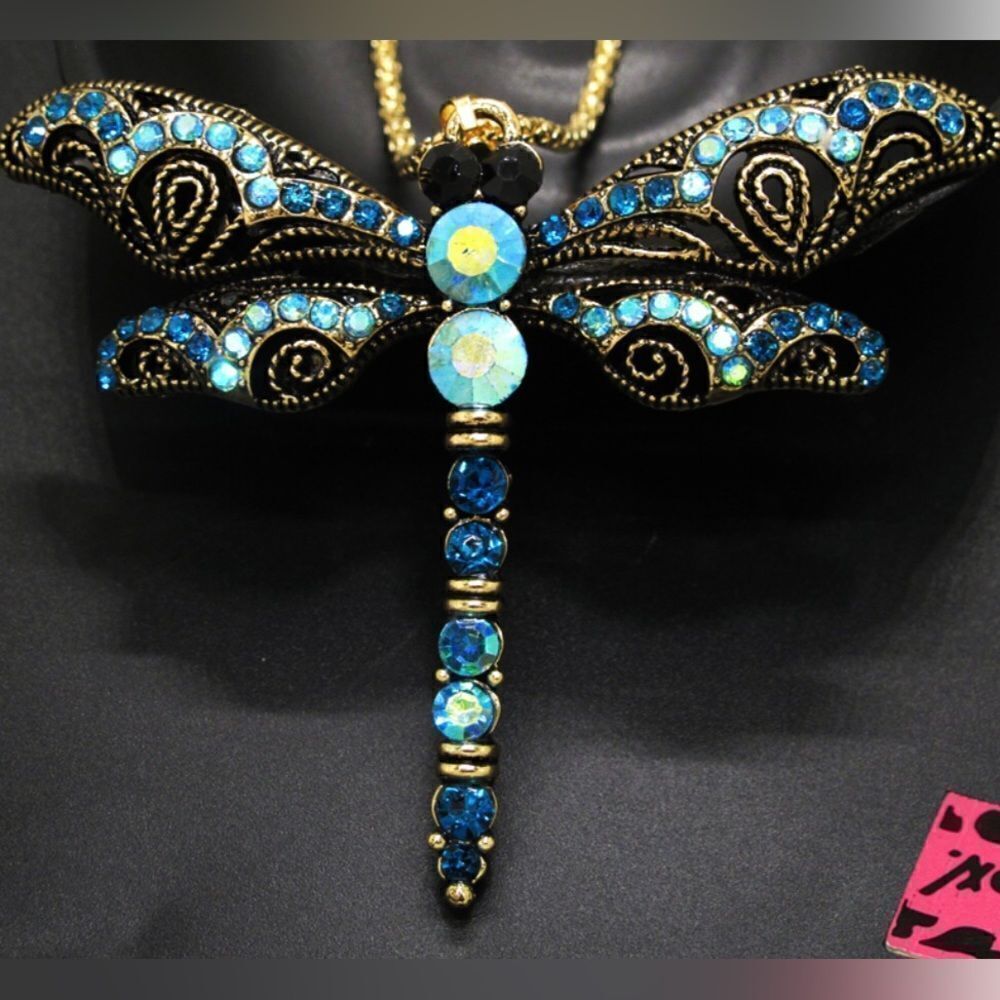 🩵 Betsey Johnson stunning, sparkling dragonfly necklace 🩵